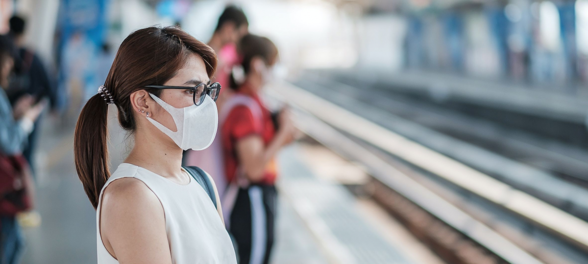 Seorang wanita sedang memakai masker